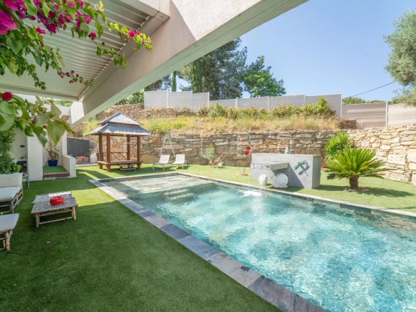 Contemporary villa with swimming pool and garden in a secure estate in La Ciotat