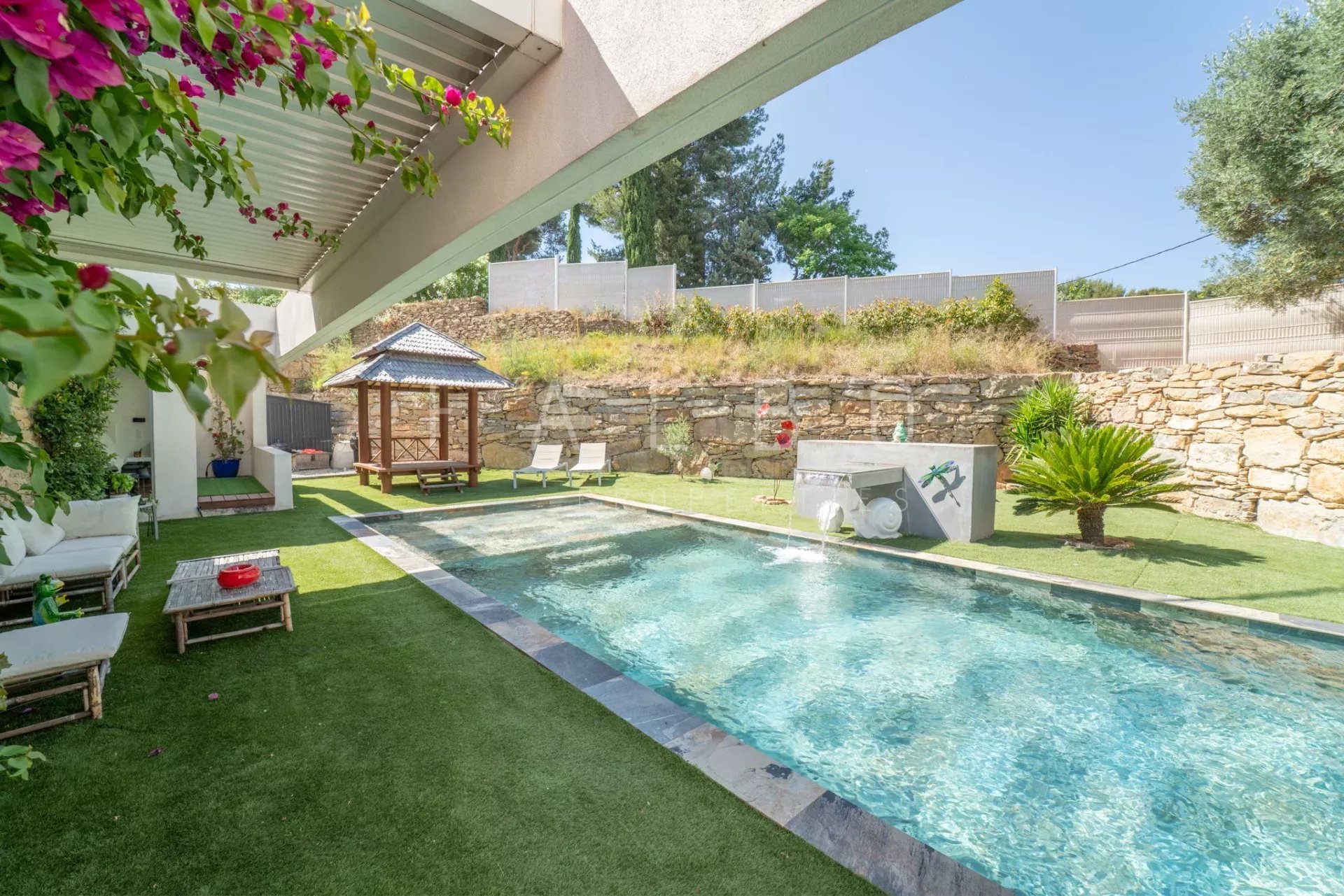Contemporary villa with swimming pool and garden in a secure estate in La Ciotat