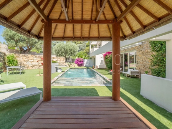 View of a contemporary villa with swimming pool and garden, La Ciotat