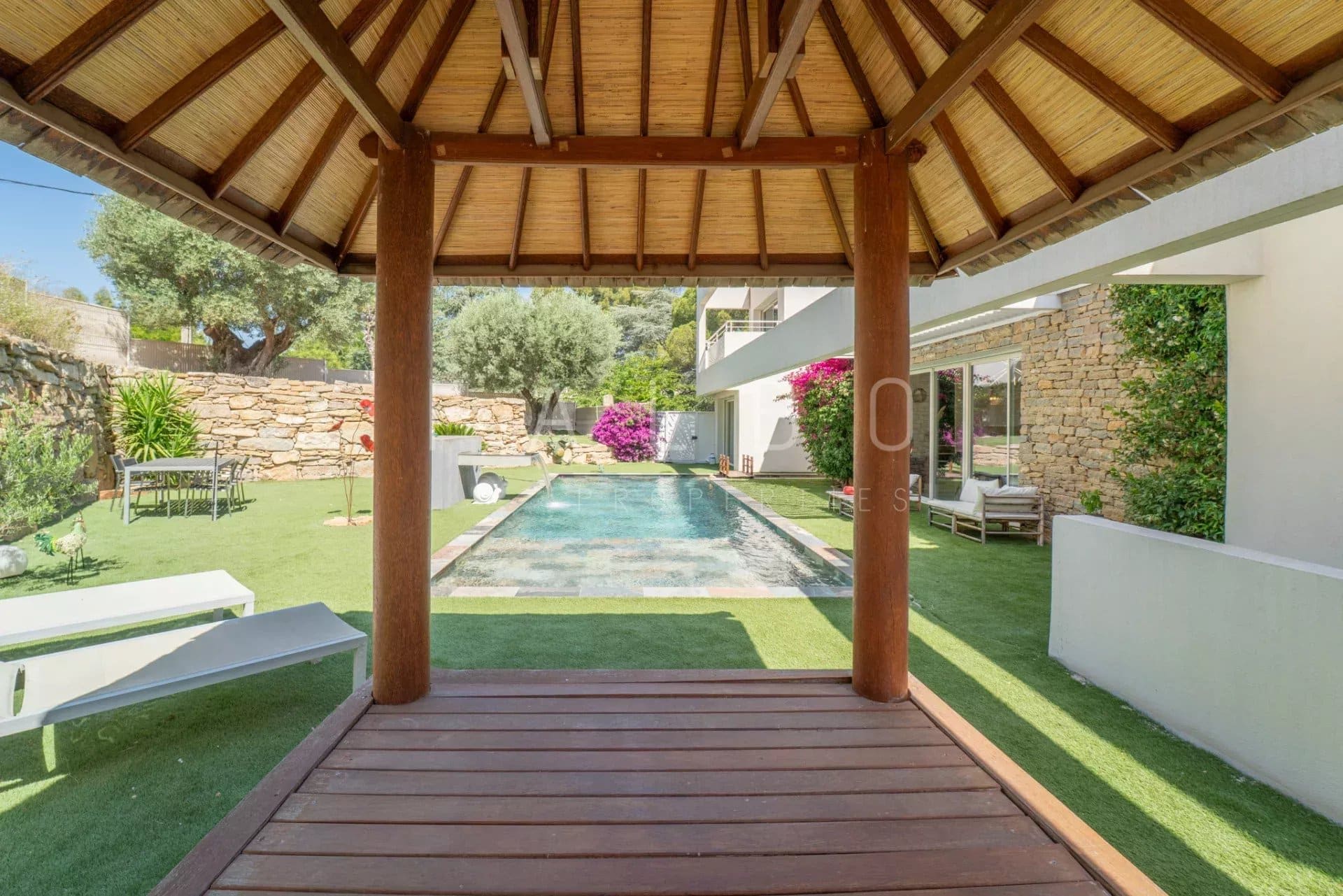 View of a contemporary villa with swimming pool and garden, La Ciotat