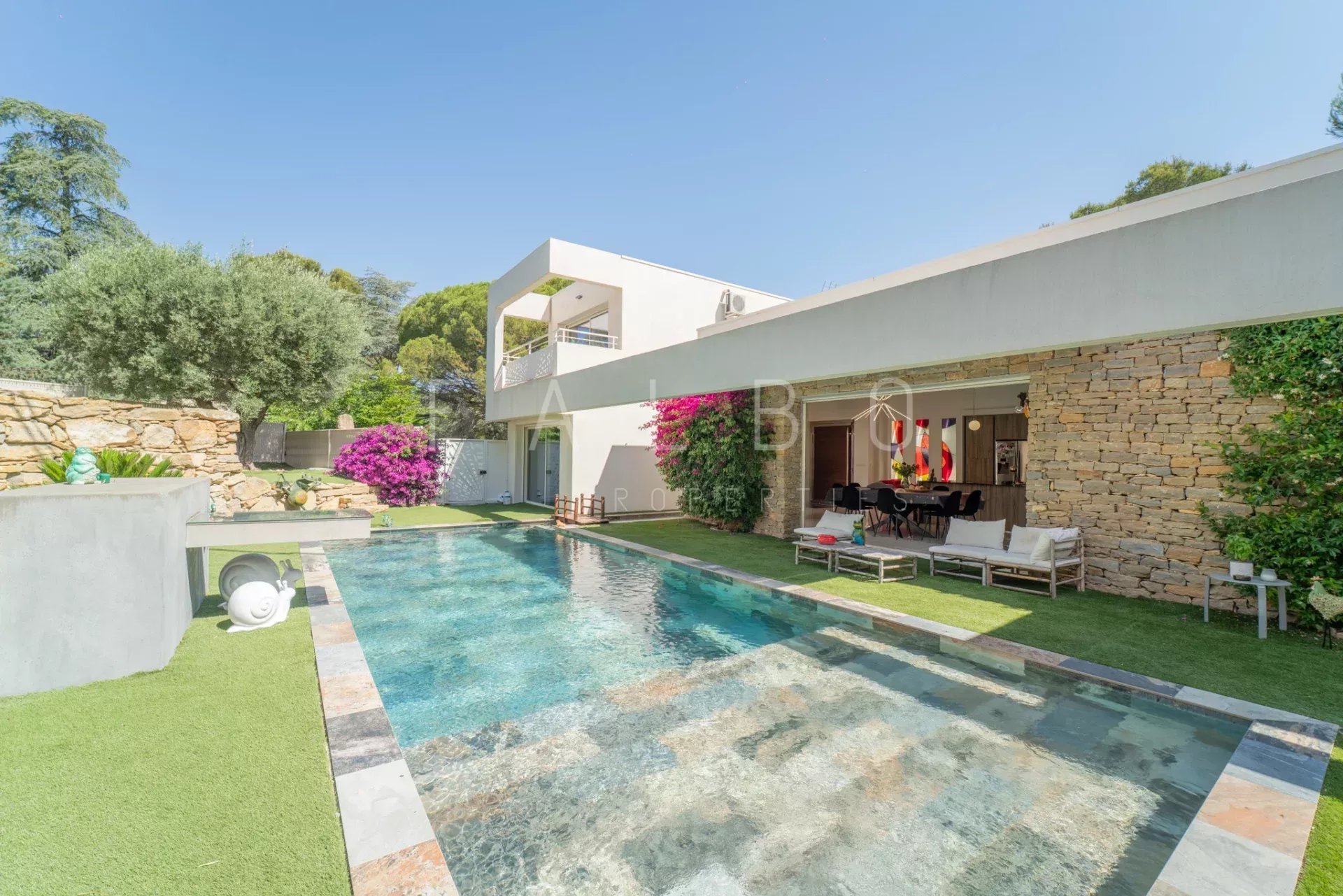 Contemporary villa with swimming pool and garden, La Ciotat