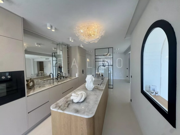 Modern and renovated kitchen with central island in an apartment in Marseille.