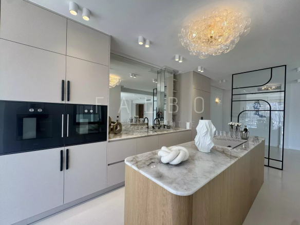 Modern and elegant kitchen in a renovated apartment overlooking the Old Port in Marseille.