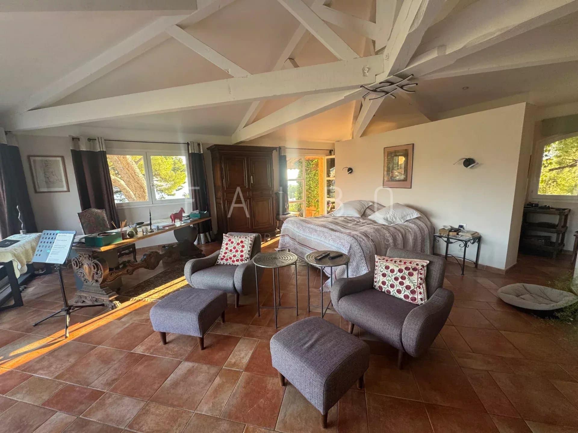 Intérieur d'une villa avec meubles modernes et vue sur la mer, Cassis