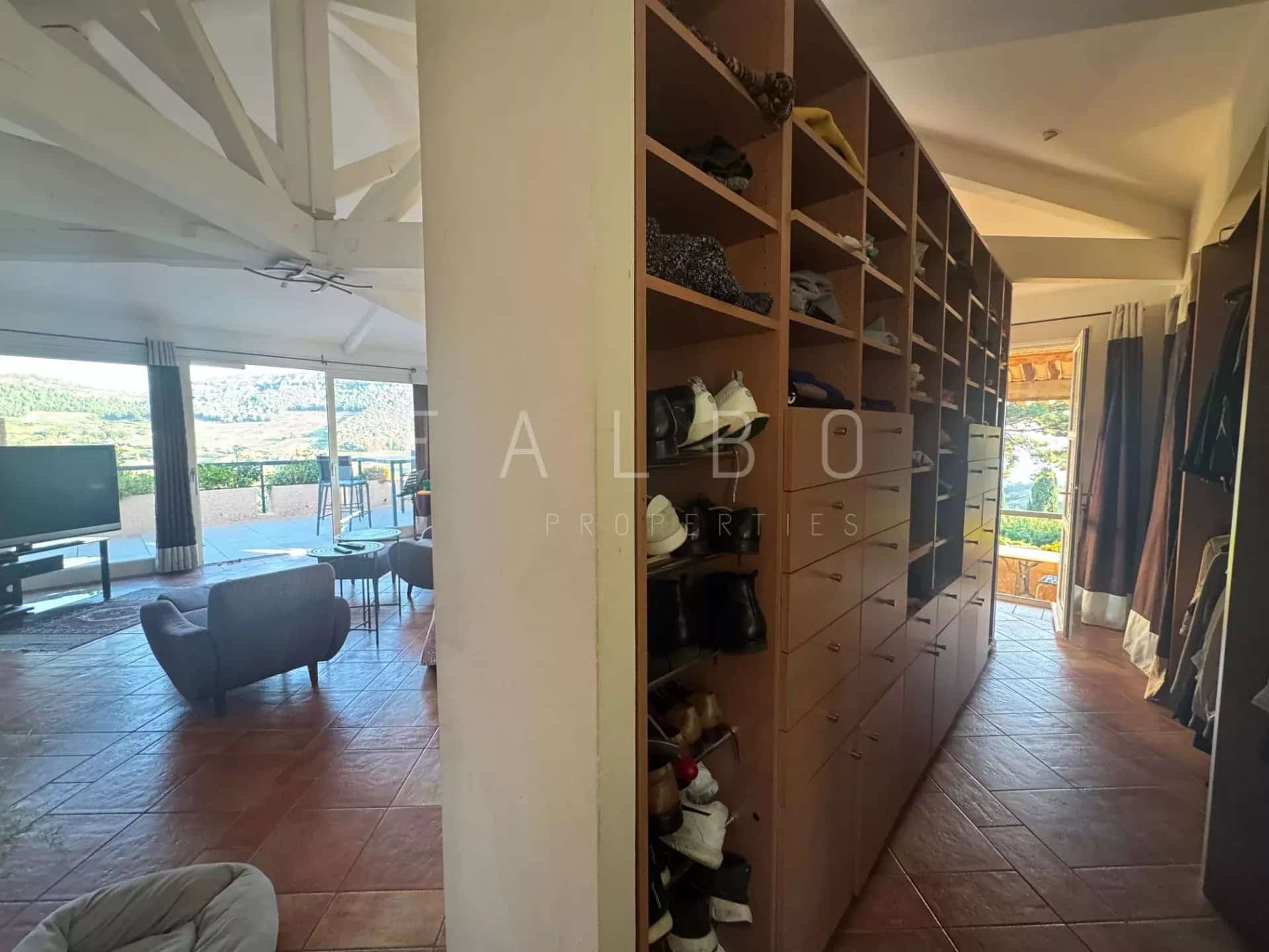 Intérieur d'une villa avec espace de rangement et vue sur la mer à Cassis.