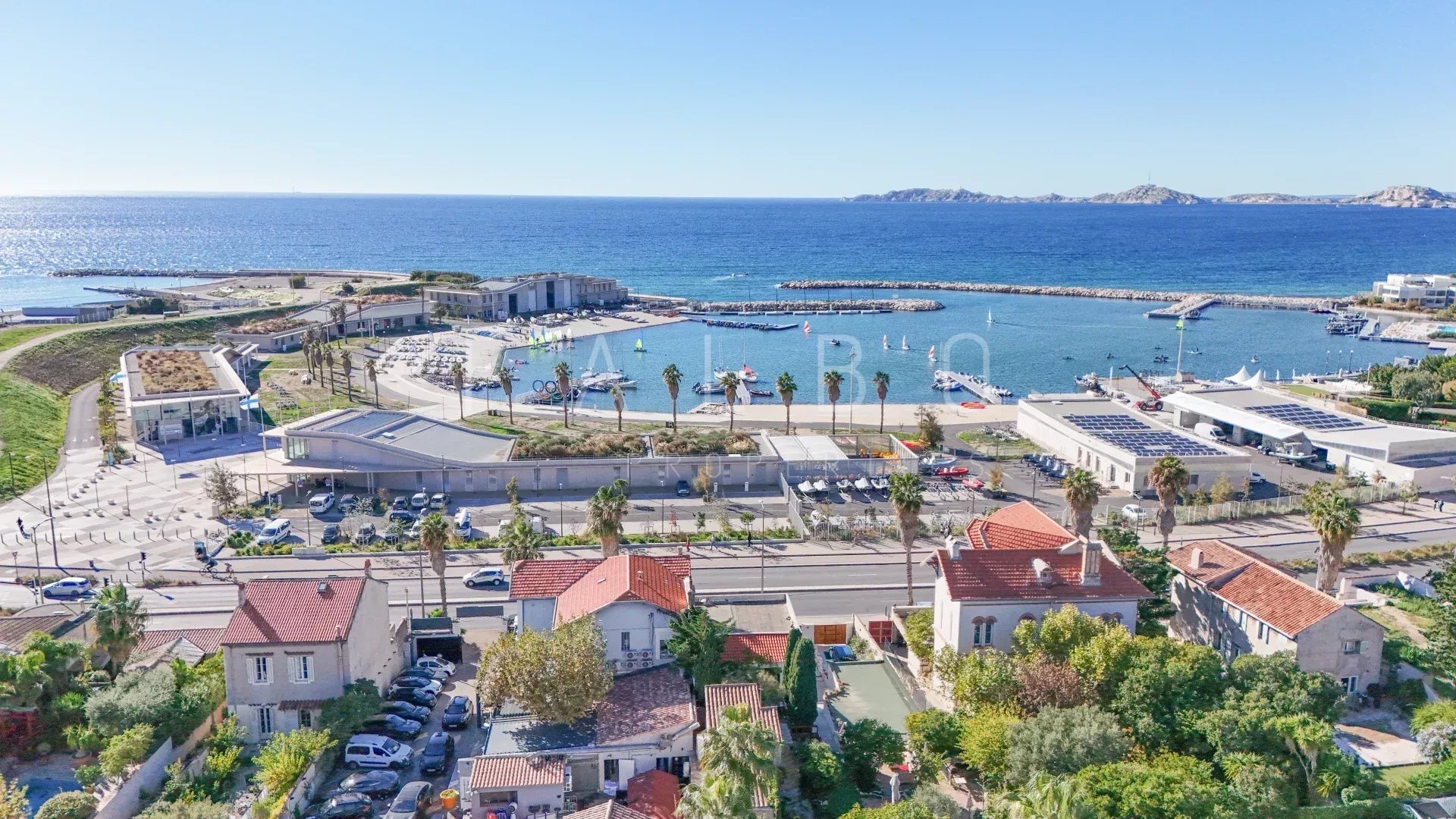 Vue aérienne de la Corniche Kennedy Vue aérienne de la Corniche Kennedy à Marseille 8e, montrant des maisons et le port.
