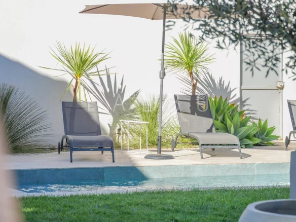 Détail d'une villa contemporaine avec piscine et chaises longues, Marseille 8e