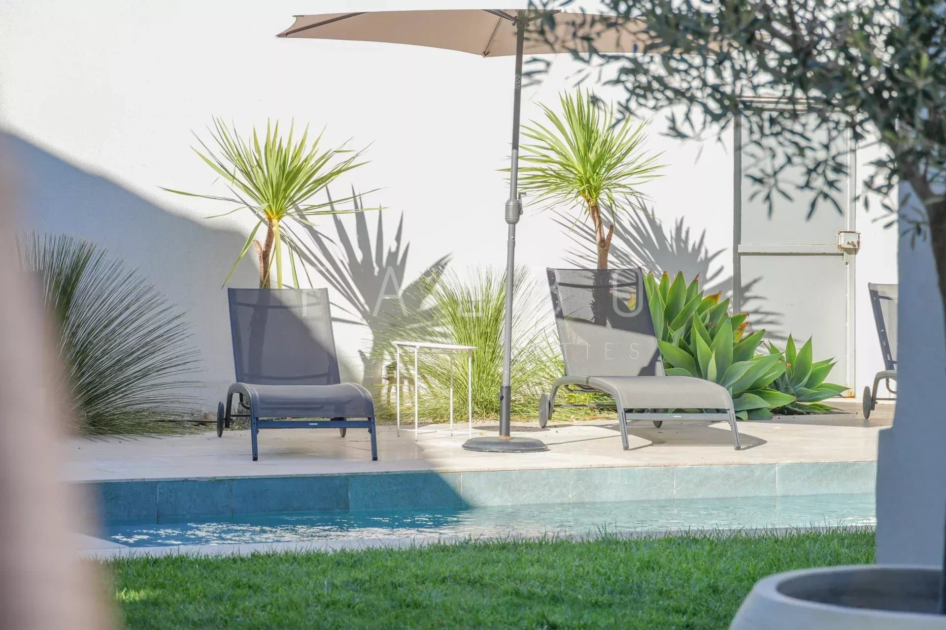 Villa contemporaine avec piscine à Marseille Détail d'une villa contemporaine avec piscine et chaises longues, Marseille 8e