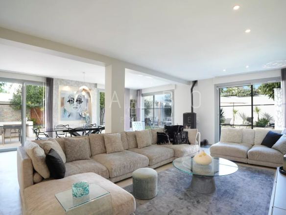 Intérieur d'une villa contemporaine avec salon spacieux et cuisine ouverte, Marseille 8e.