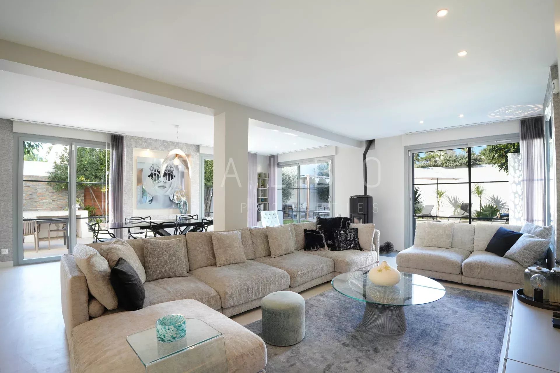 Intérieur d’une villa contemporaine à Marseille 8e Intérieur d'une villa contemporaine avec salon spacieux et cuisine ouverte, Marseille 8e.