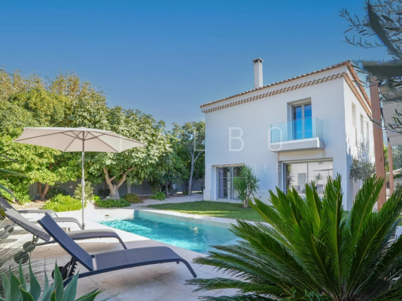 Villa contemporaine avec piscine et jardin à Marseille 8e, rénovée récemment.