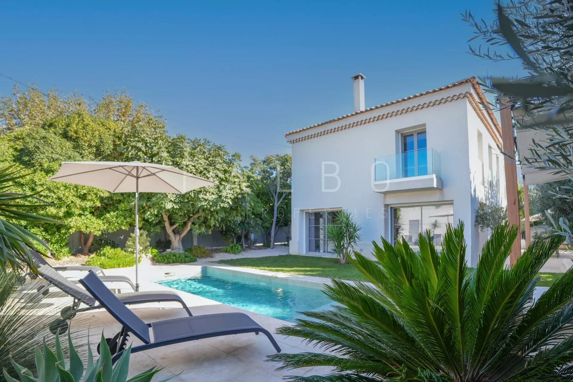 Villa contemporaine à Marseille 8e Villa contemporaine avec piscine et jardin à Marseille 8e, rénovée récemment.