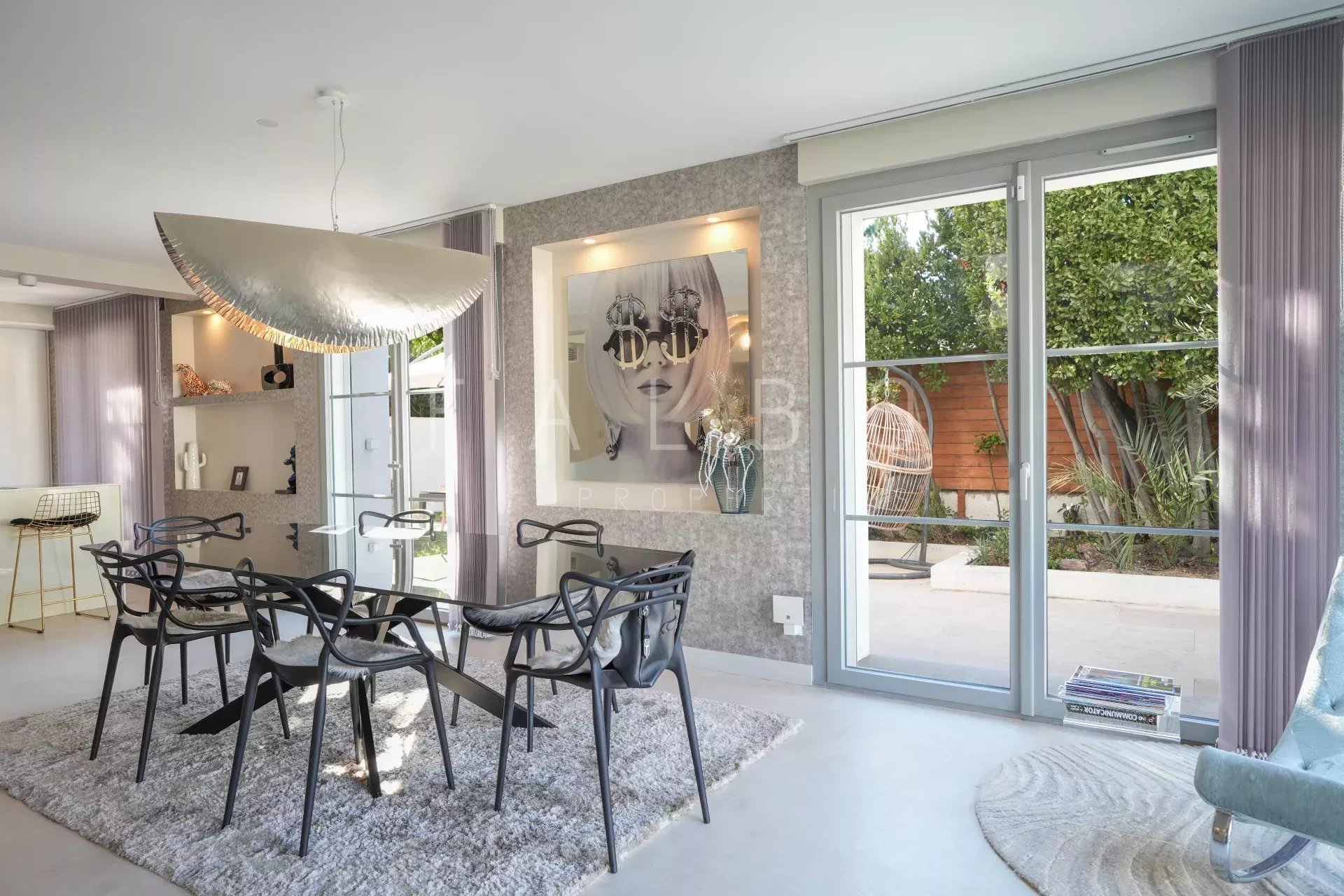 Intérieur d’une villa contemporaine à Marseille 8e Intérieur d'une villa contemporaine avec salle à manger moderne et accès au jardin.