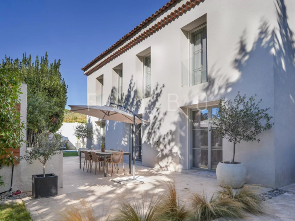 Villa contemporaine avec jardin et terrasse à Marseille 8e