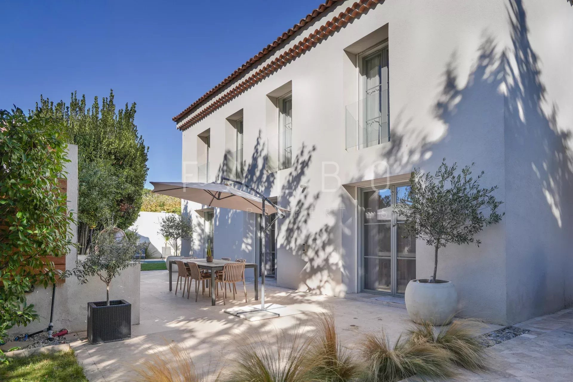Villa contemporaine à Marseille 8e Villa contemporaine avec jardin et terrasse à Marseille 8e