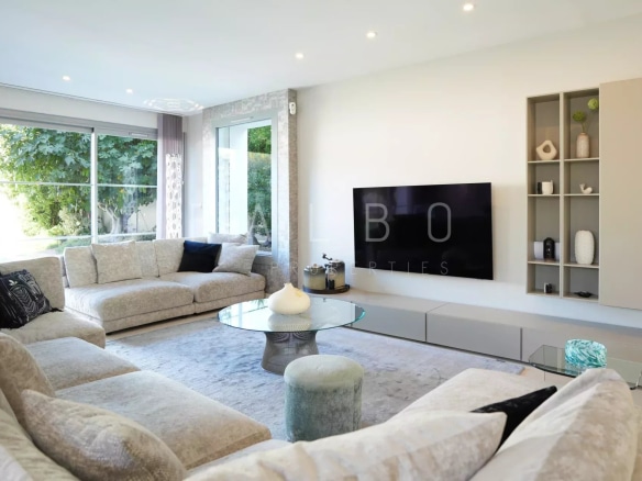 Intérieur d'une villa contemporaine à Marseille 8e, salon spacieux avec canapé et télévision.