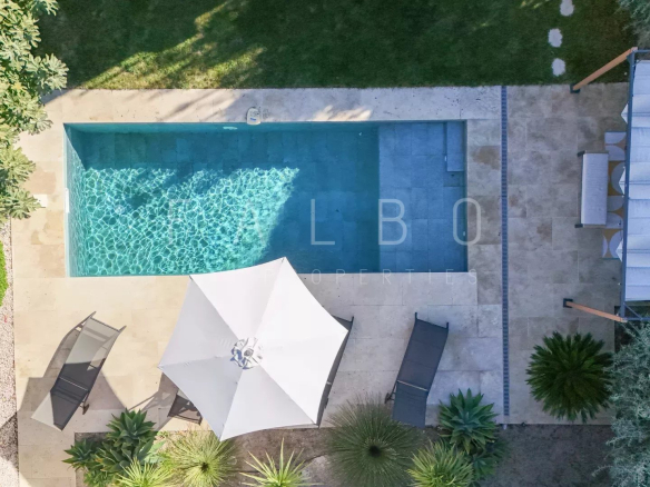 Vue aérienne d'une piscine et d'un jardin paysager dans une villa contemporaine à Marseille 8e.