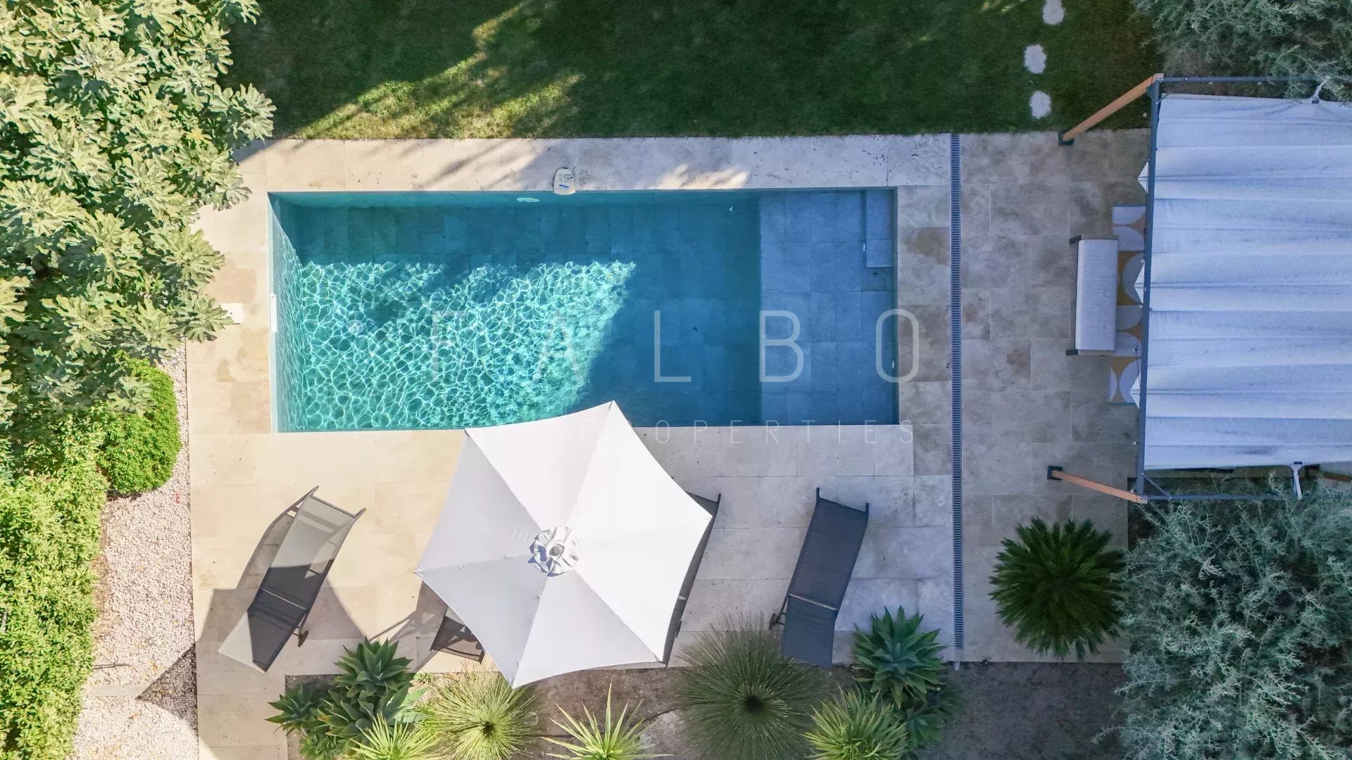 Villa contemporaine avec piscine à Marseille 8e Vue aérienne d'une piscine et d'un jardin paysager dans une villa contemporaine à Marseille 8e.