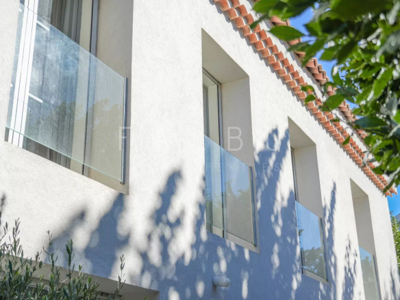 Façade d'une villa contemporaine avec balcons en verre, Marseille 8e