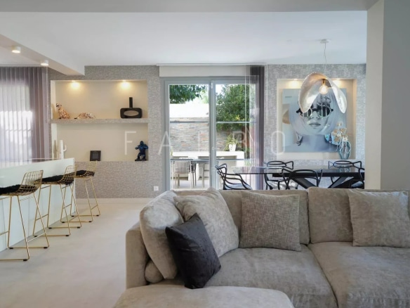 Intérieur d'une villa contemporaine avec salon, cuisine ouverte et salle à manger à Marseille 8e.