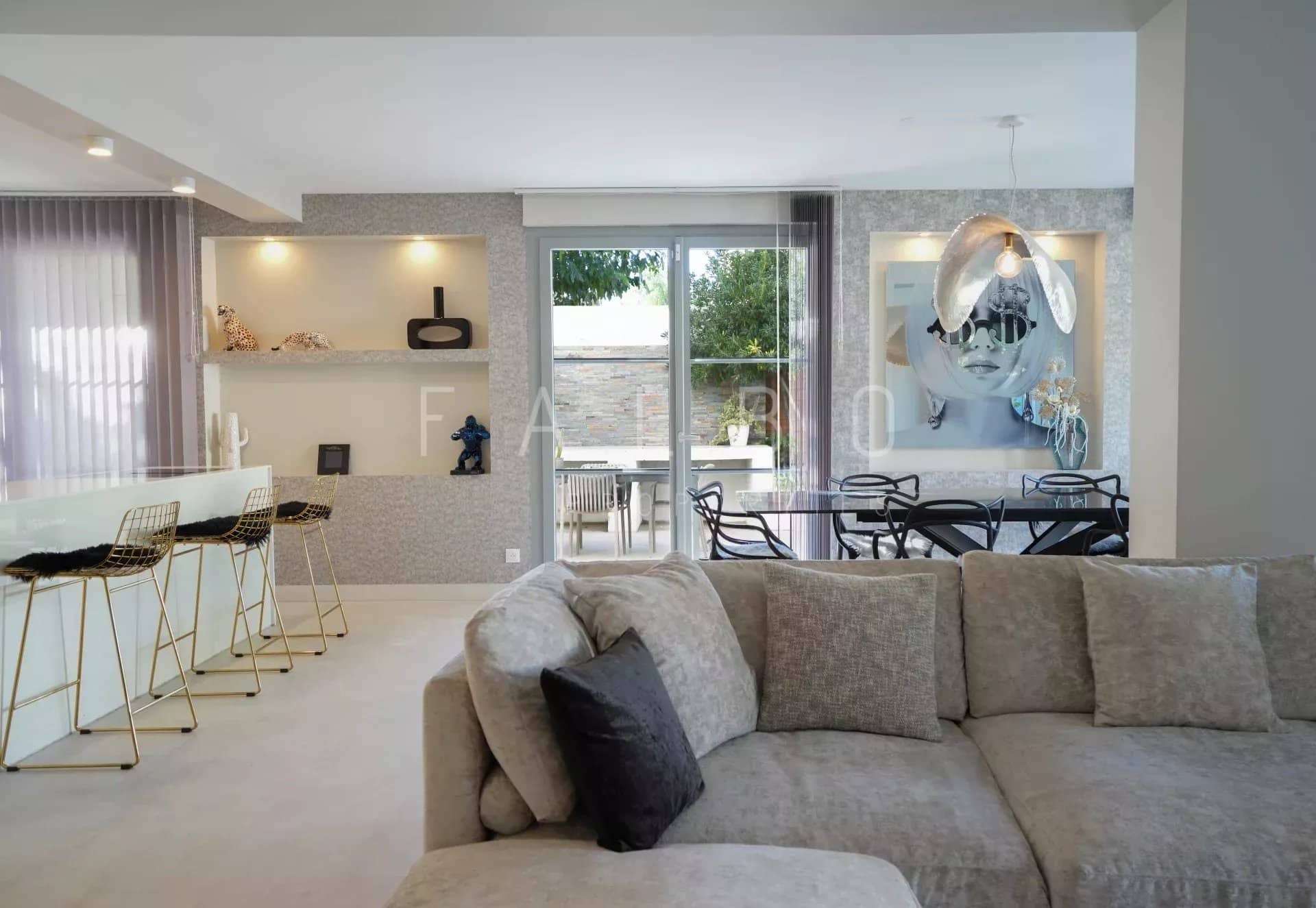 Intérieur d’une villa contemporaine à Marseille 8e Intérieur d'une villa contemporaine avec salon, cuisine ouverte et salle à manger à Marseille 8e.