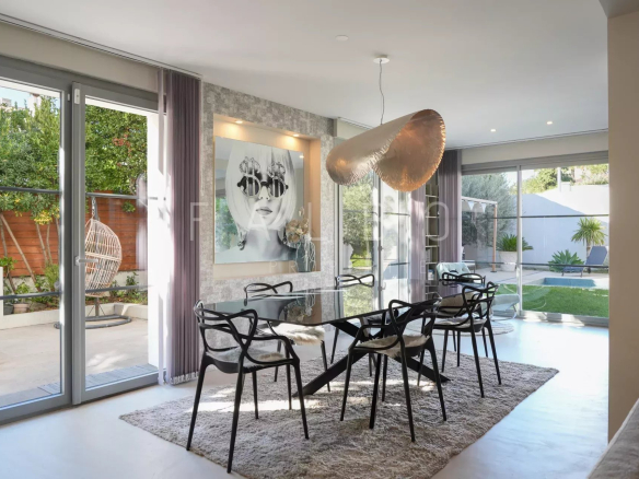 Intérieur d'une villa contemporaine à Marseille 8e avec salle à manger et accès au jardin.