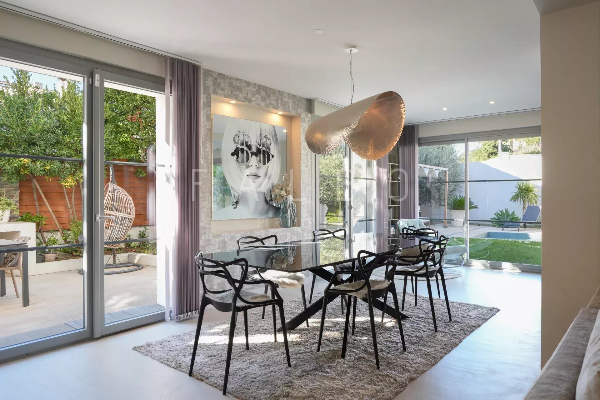 Intérieur d’une villa contemporaine à Marseille Intérieur d'une villa contemporaine à Marseille 8e avec salle à manger et accès au jardin.