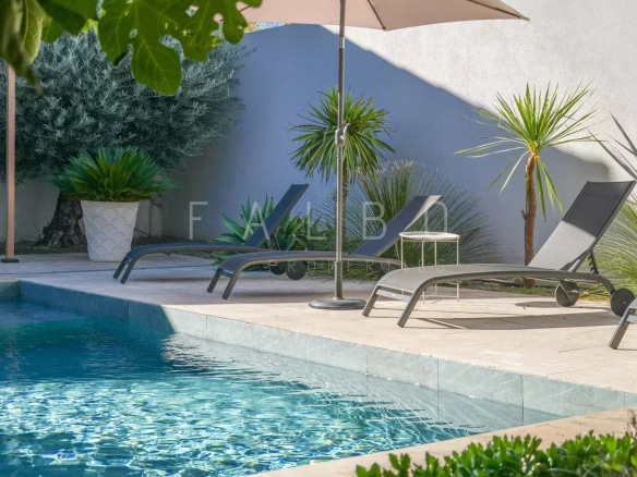 Piscine et chaises longues dans une villa contemporaine à Marseille 8e