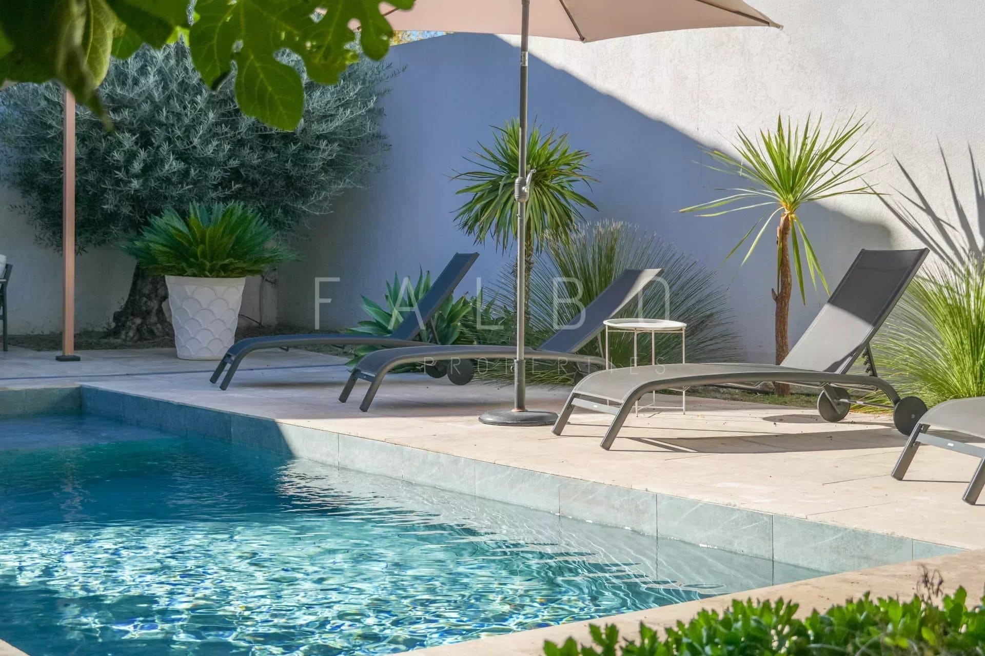 Villa contemporaine avec piscine à Marseille 8e Piscine et chaises longues dans une villa contemporaine à Marseille 8e