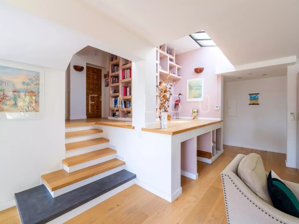 Intérieur d'un appartement en semi-duplex avec cuisine équipée et grand séjour à Marseille 8e.