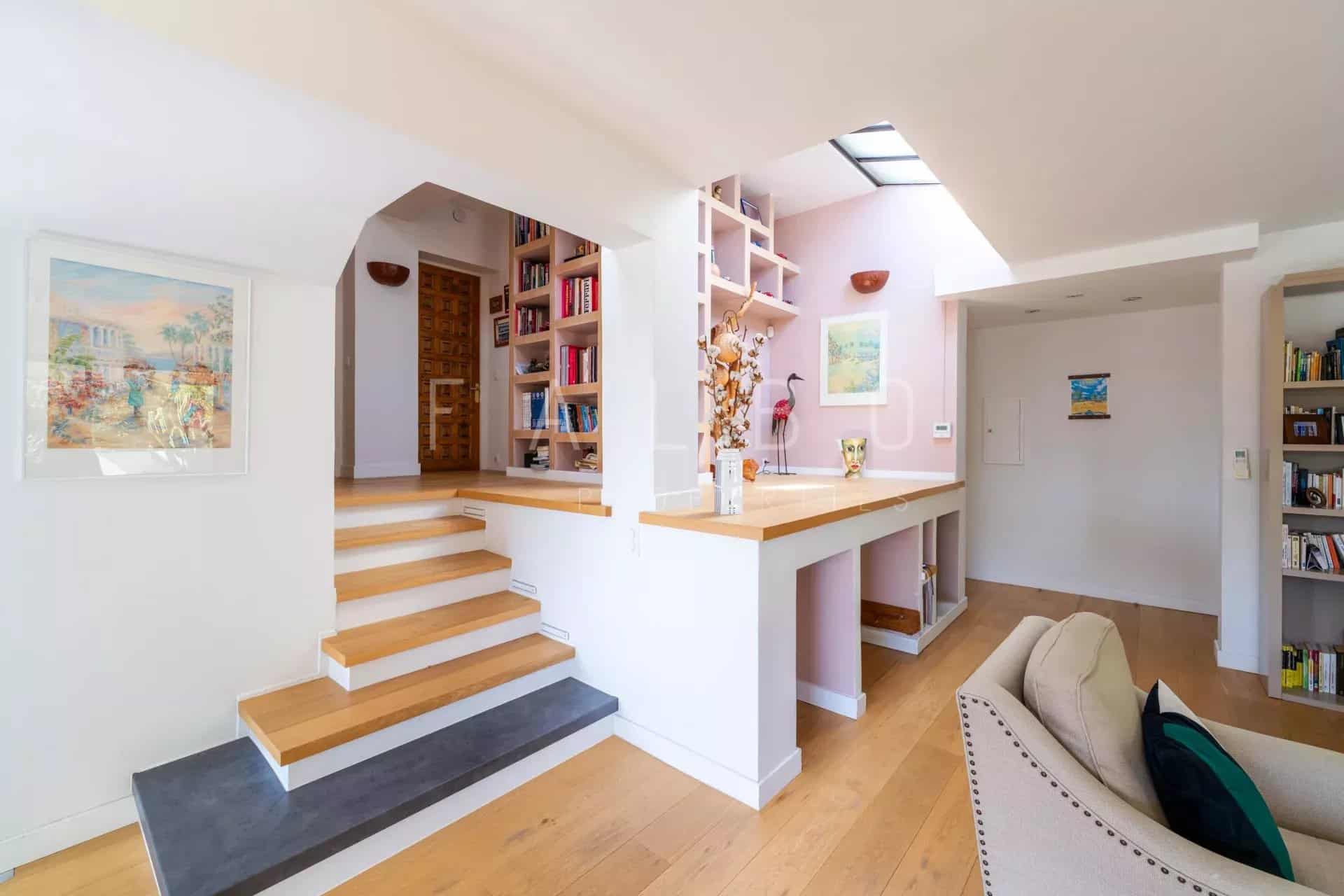 Intérieur d'un appartement en semi-duplex avec cuisine équipée et grand séjour à Marseille 8e.
