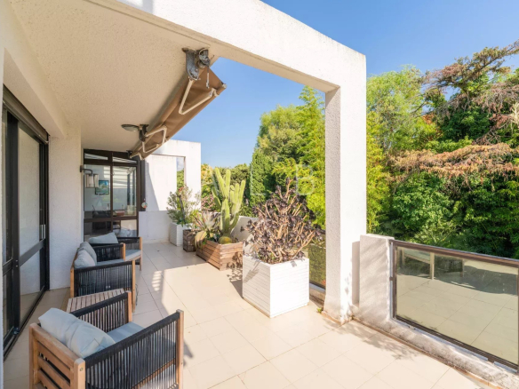 Terrasse d'un appartement en dernier étage avec mobilier extérieur et vue sur la verdure à Marseille 8e.