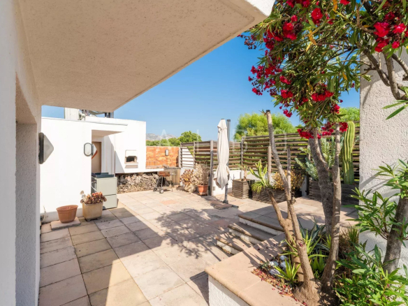 Terrasse d'un appartement en dernier étage avec plantes et mobilier extérieur à Marseille 8e.