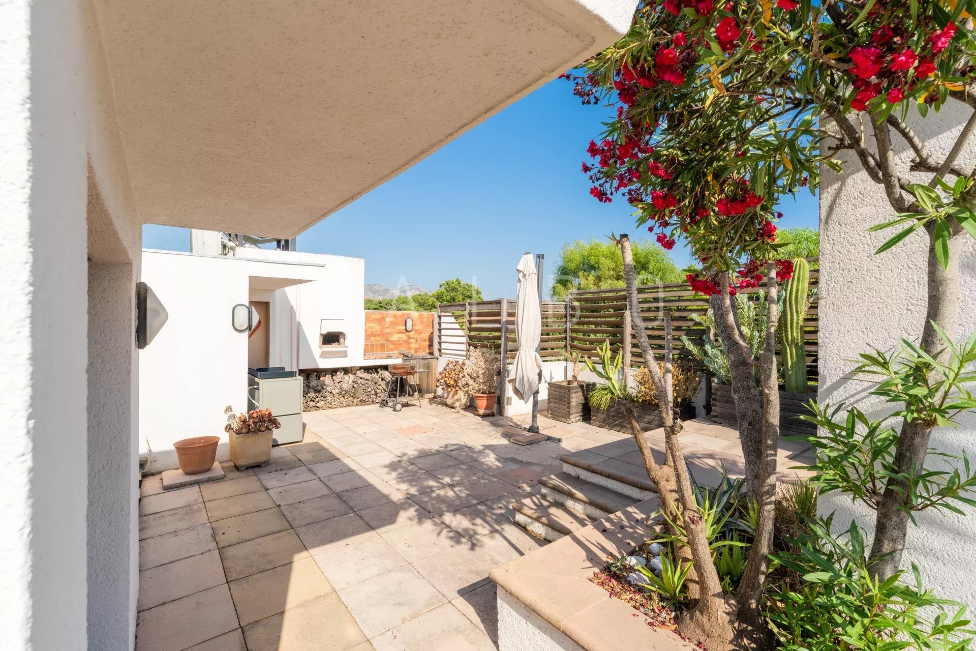 Terrasse d'un appartement en dernier étage avec plantes et mobilier extérieur à Marseille 8e.
