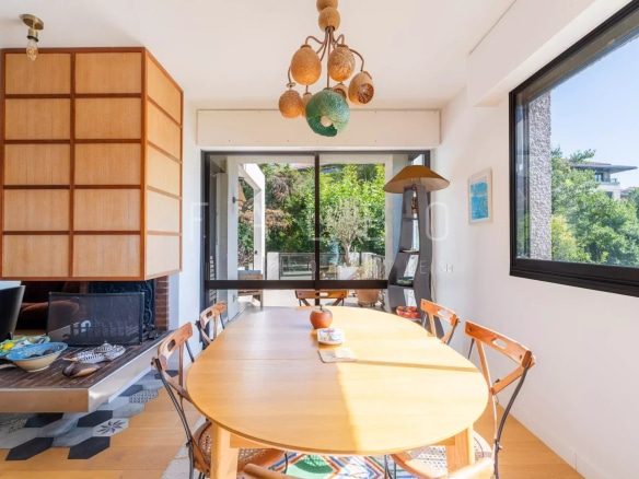 Salle à manger lumineuse d'un appartement moderne avec vue sur la verdure à Marseille 8e.