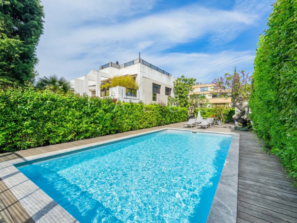 Piscine entourée de verdure dans une copropriété de standing à Marseille 8e.