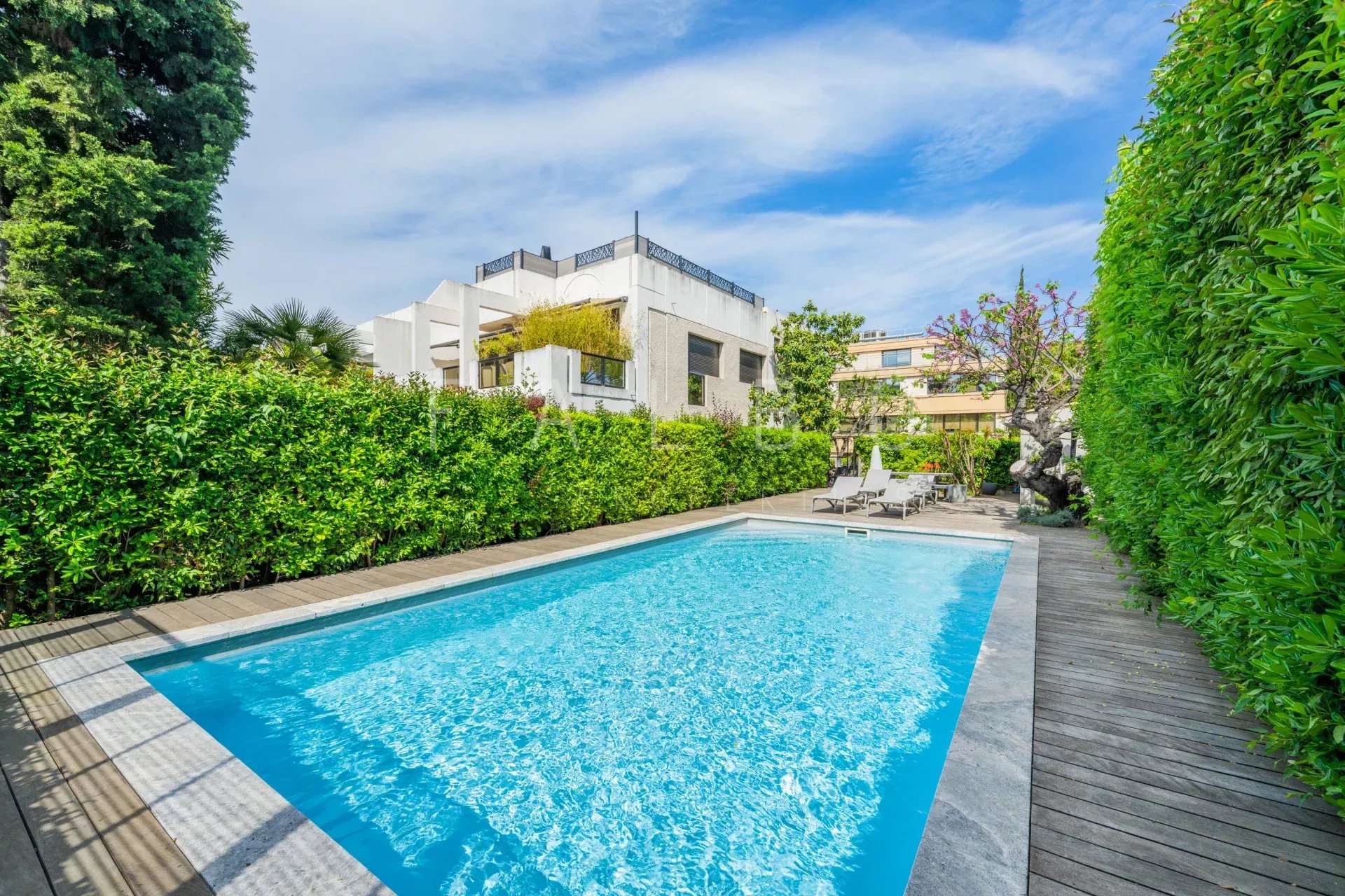 Piscine entourée de verdure dans une copropriété de standing à Marseille 8e.