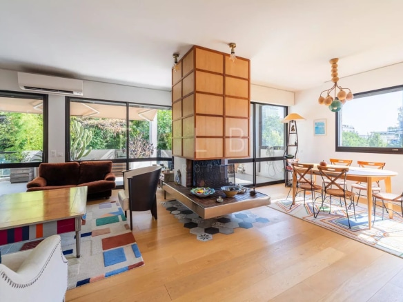 Intérieur d'un appartement moderne avec salon, salle à manger et cheminée, Marseille 8e.