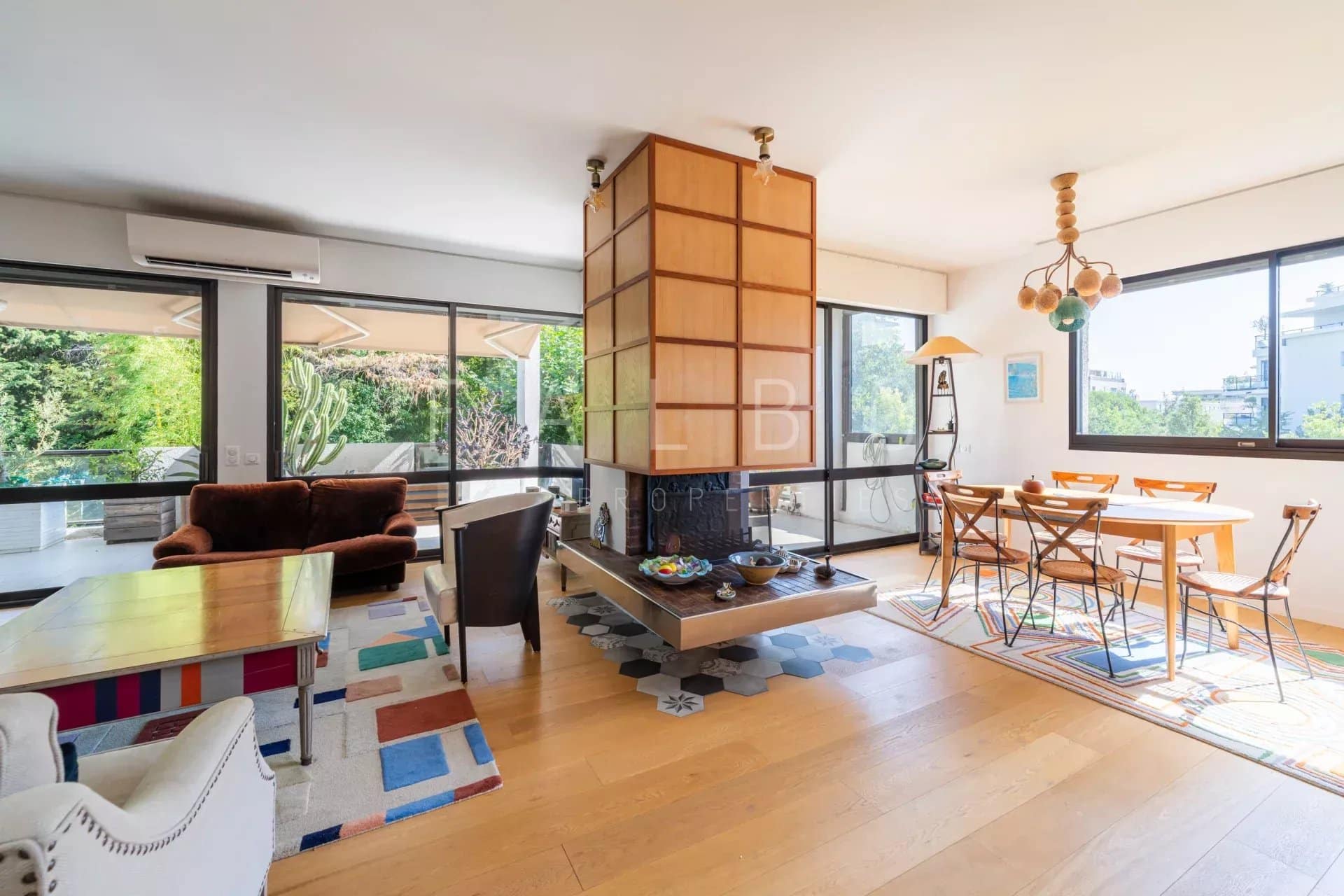 Intérieur d'un appartement moderne avec salon, salle à manger et cheminée, Marseille 8e.