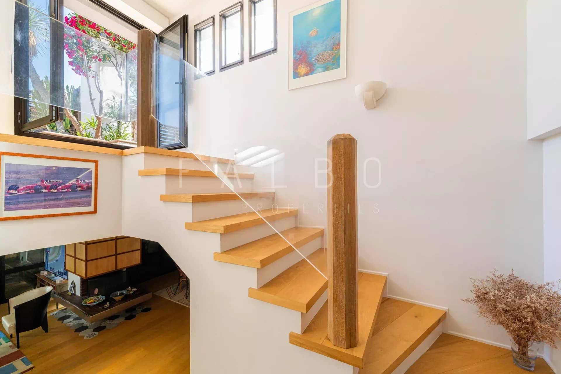 Escalier en bois menant à un étage supérieur dans un appartement moderne.