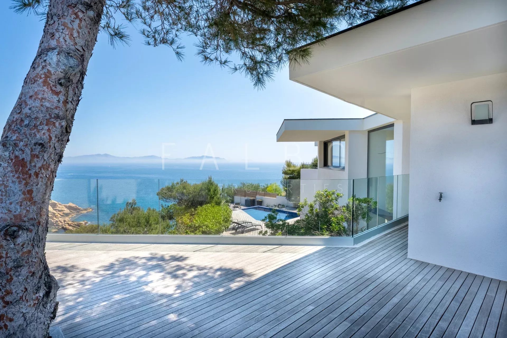 Villa contemporaine avec vue sur la mer et accès à une calanque à Ensuès-la-Redonne.