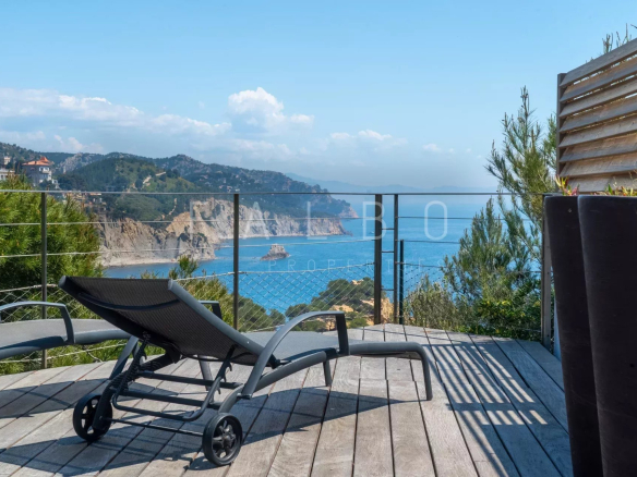 Terrasse avec chaises longues et vue sur la mer à Ensuès-la-Redonne