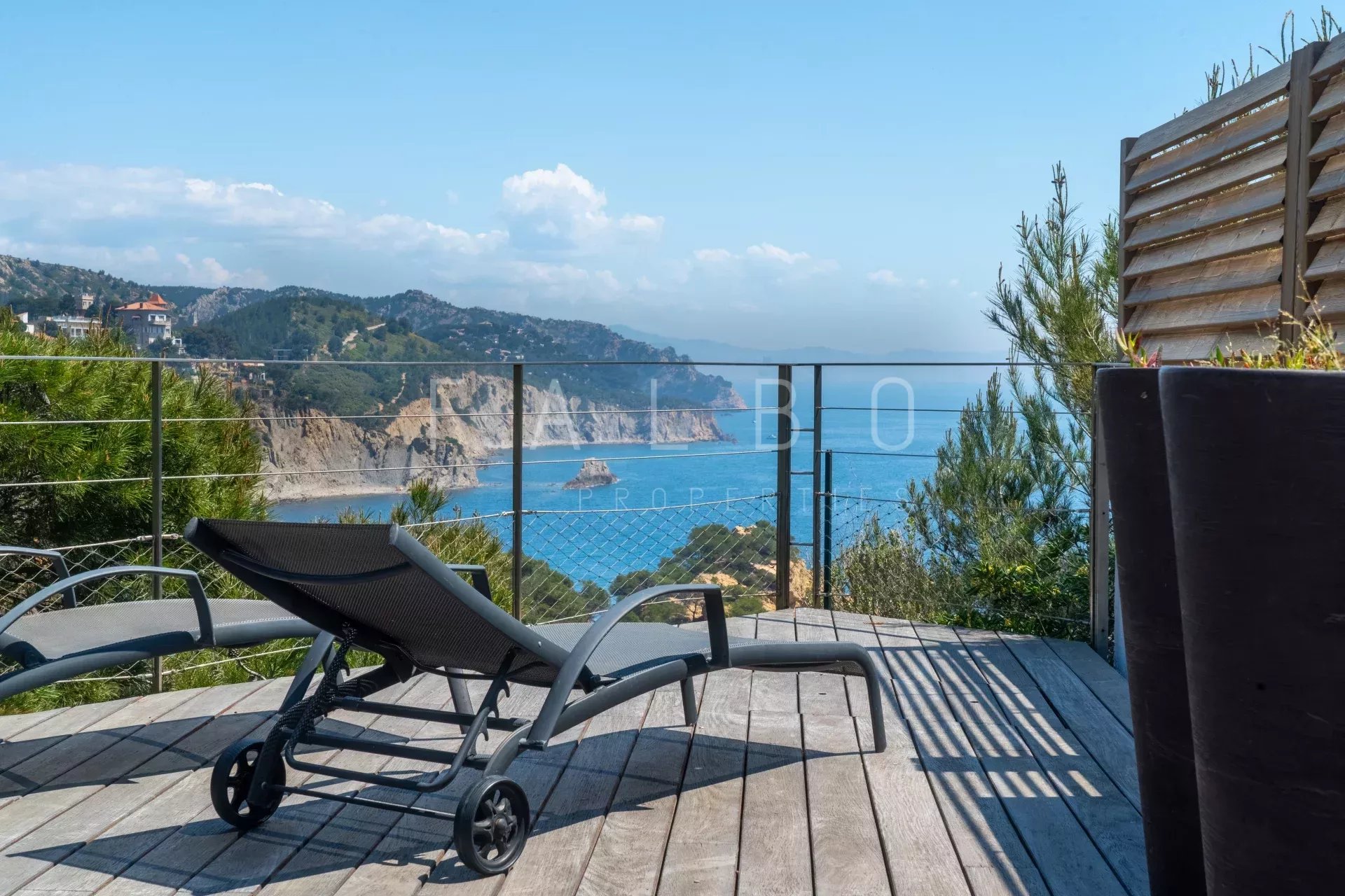 Terrasse avec chaises longues et vue sur la mer à Ensuès-la-Redonne