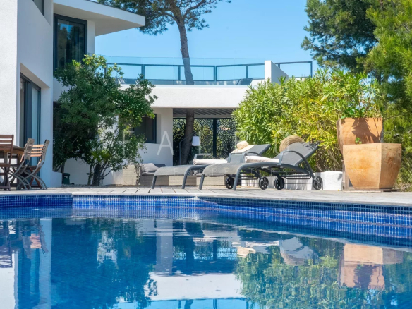 Villa contemporaine avec piscine et transats, vue sur la mer, Ensuès-la-Redonne, Côte Bleue.