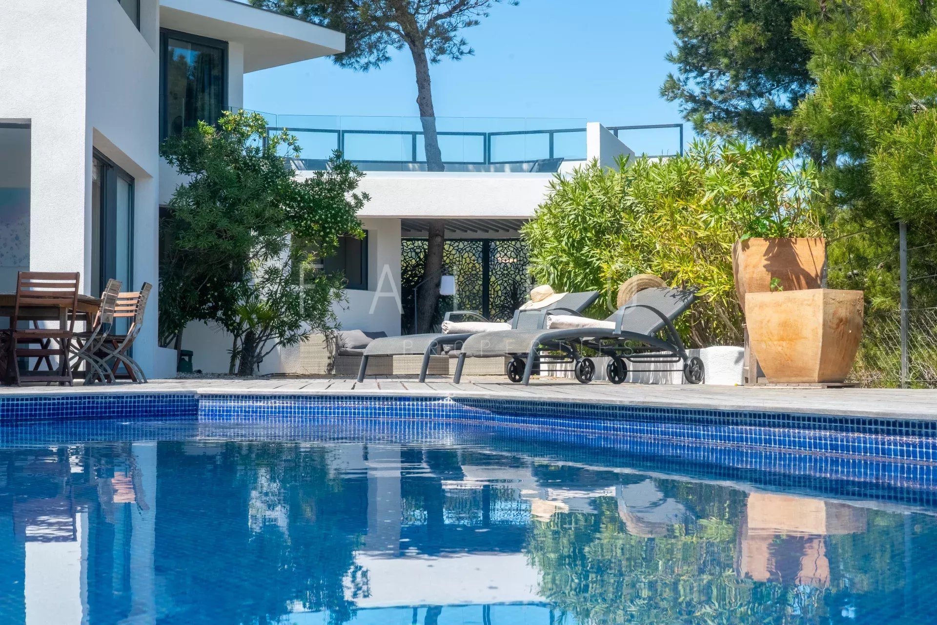 Villa contemporaine avec piscine et transats, vue sur la mer, Ensuès-la-Redonne, Côte Bleue.