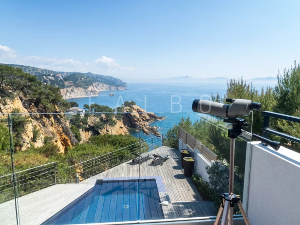 Vue d'une villa contemporaine en front de mer avec piscine et télescope, sur la Côte Bleue.