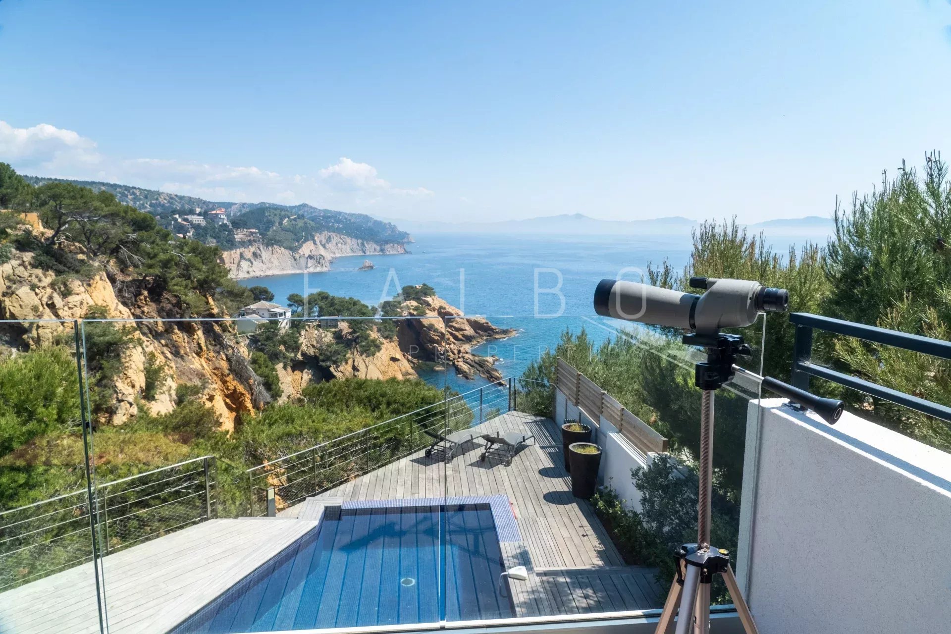 Vue d'une villa contemporaine en front de mer avec piscine et télescope, sur la Côte Bleue.