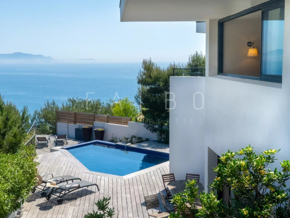 Villa contemporaine avec piscine et vue sur la mer à Ensuès-la-Redonne, Côte Bleue.
