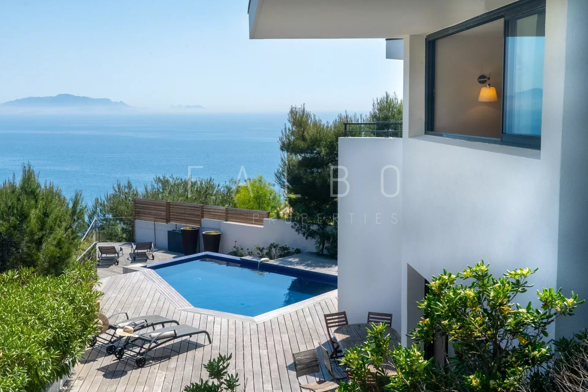 Villa contemporaine avec piscine et vue sur la mer à Ensuès-la-Redonne, Côte Bleue.