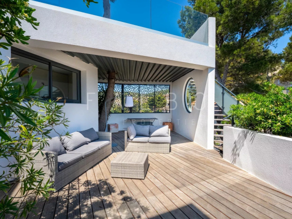 Terrasse d'une villa contemporaine avec mobilier extérieur, située en front de mer à Ensuès-la-Redonne.